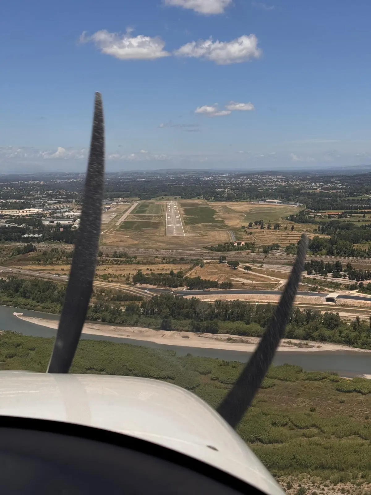 Final approach to Runway 35 at Avignon